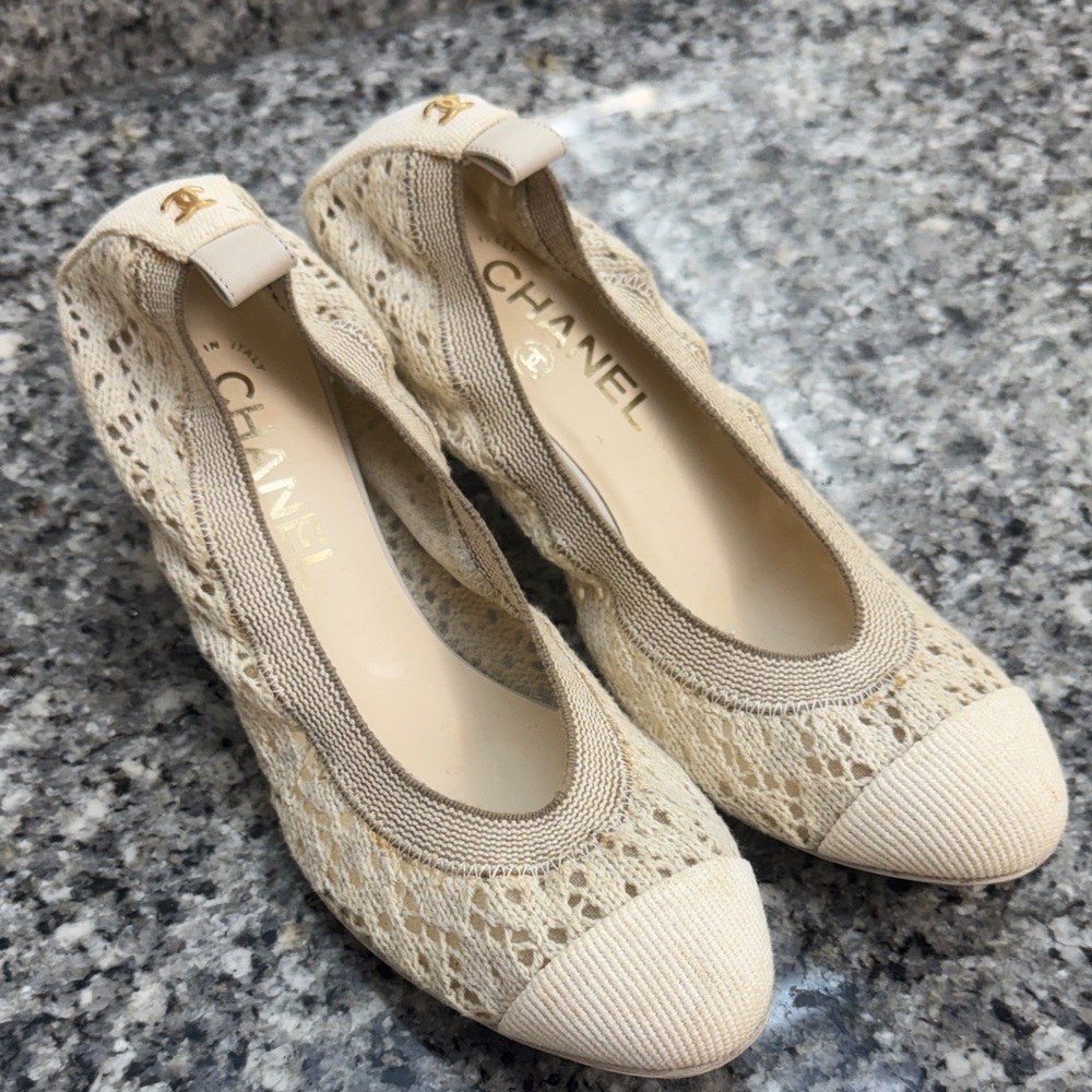 CHANEL Beige Lace Flats